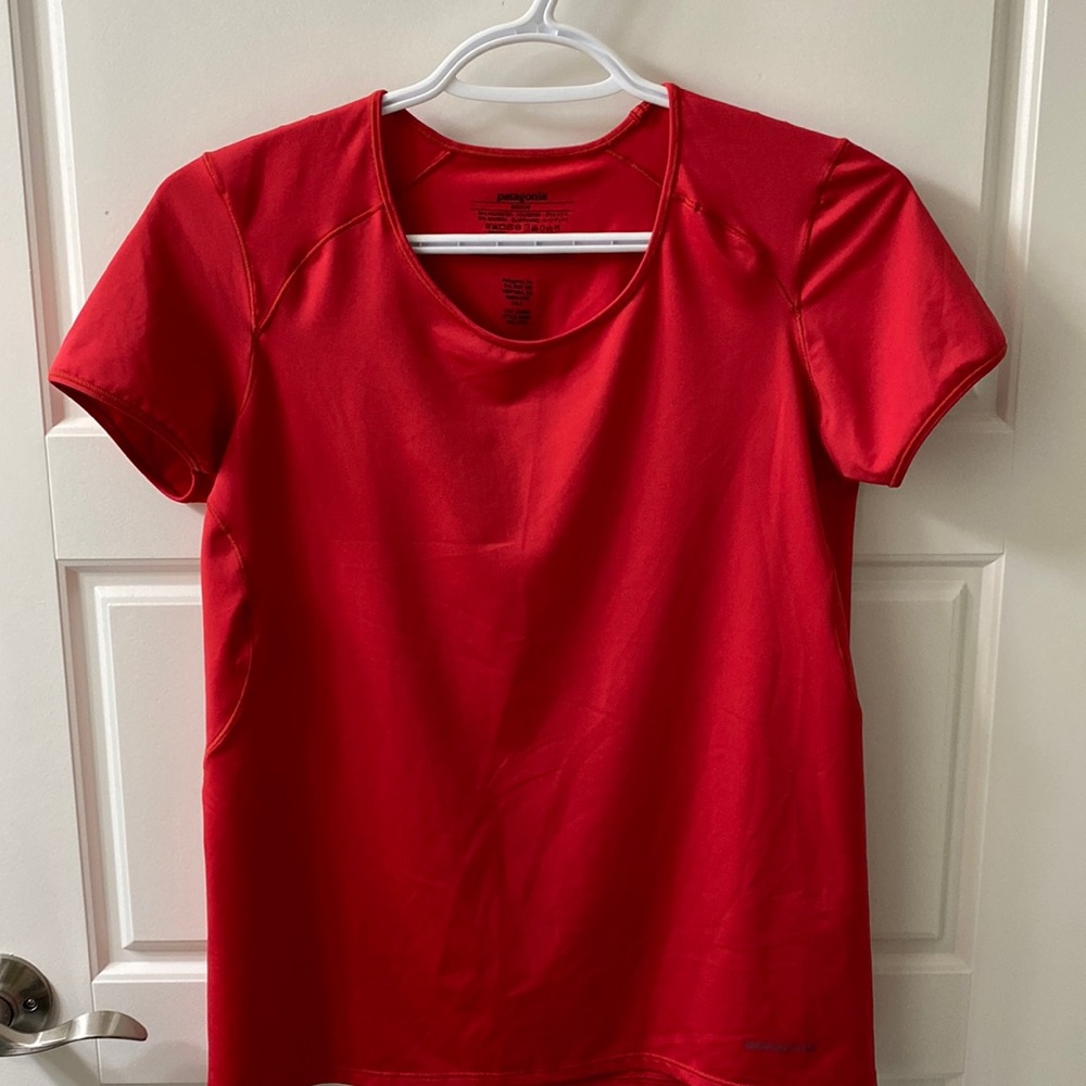 Patagonia style 45605 from 2012. Red base layer short sleeves Size medium